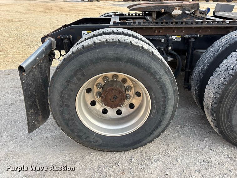 image for item FG0735 2016 Peterbilt 587 semi truck