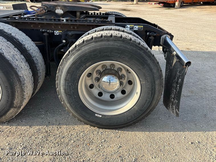 image for item FG0735 2016 Peterbilt 587 semi truck