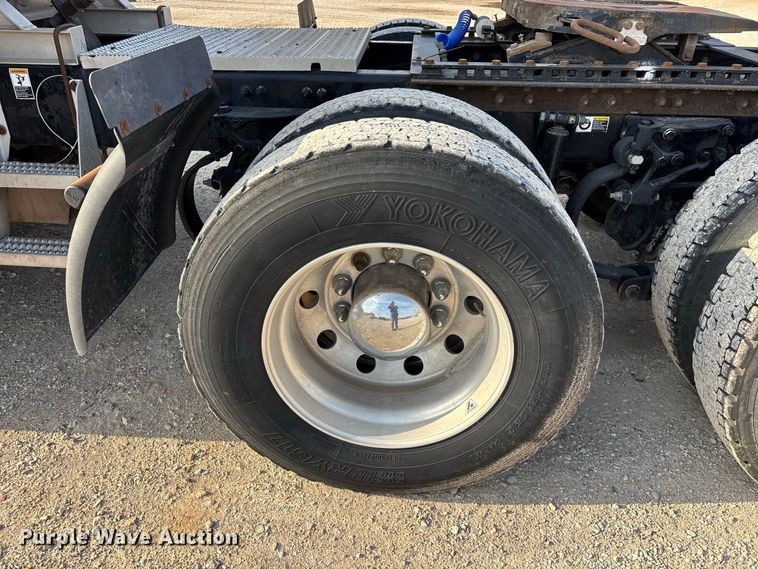 image for item FG0735 2016 Peterbilt 587 semi truck