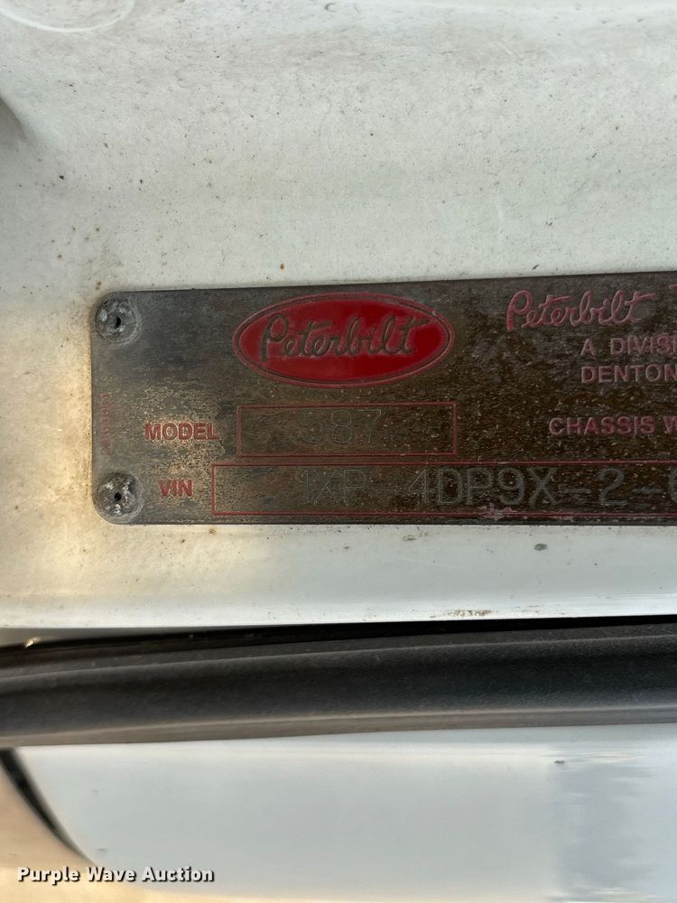 image for item FG0735 2016 Peterbilt 587 semi truck