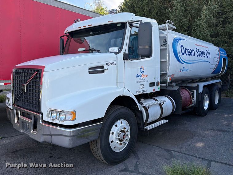image for item FG3020 2003 Volvo VHD fuel truck