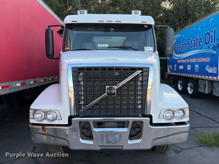 image for item FG3020 2003 Volvo VHD fuel truck