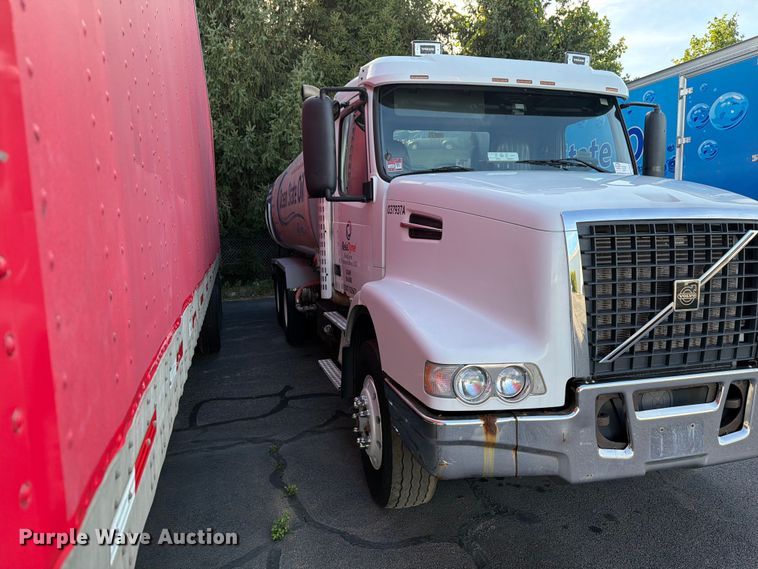 image for item FG3020 2003 Volvo VHD fuel truck