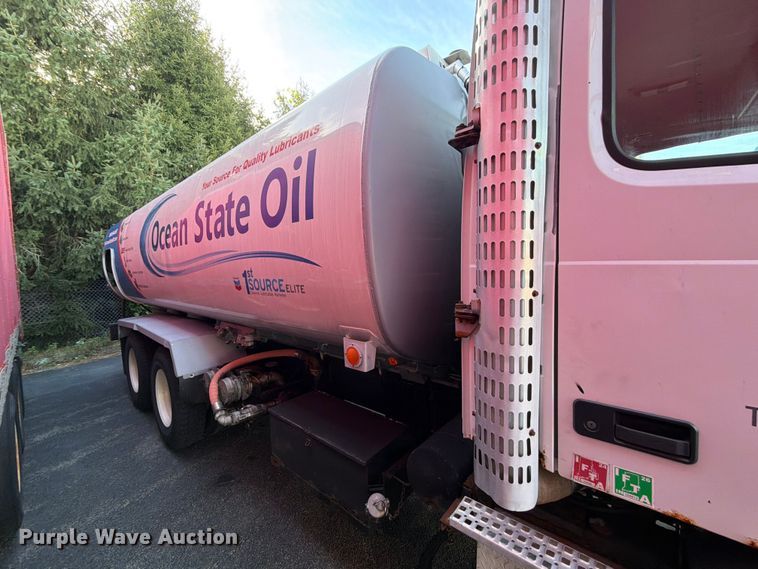 image for item FG3020 2003 Volvo VHD fuel truck