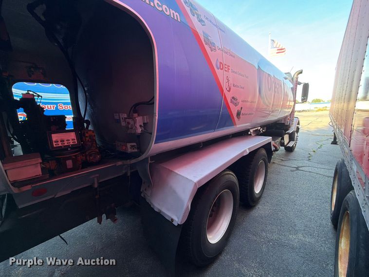 image for item FG3020 2003 Volvo VHD fuel truck