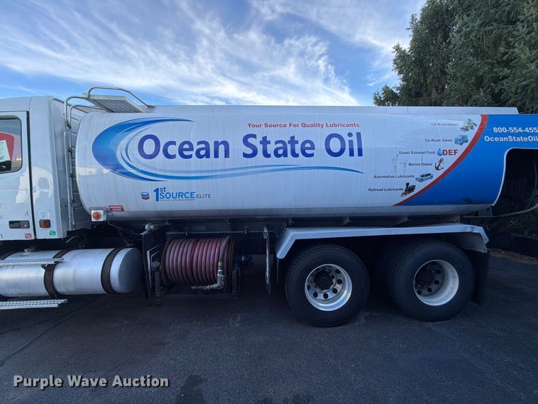 image for item FG3020 2003 Volvo VHD fuel truck