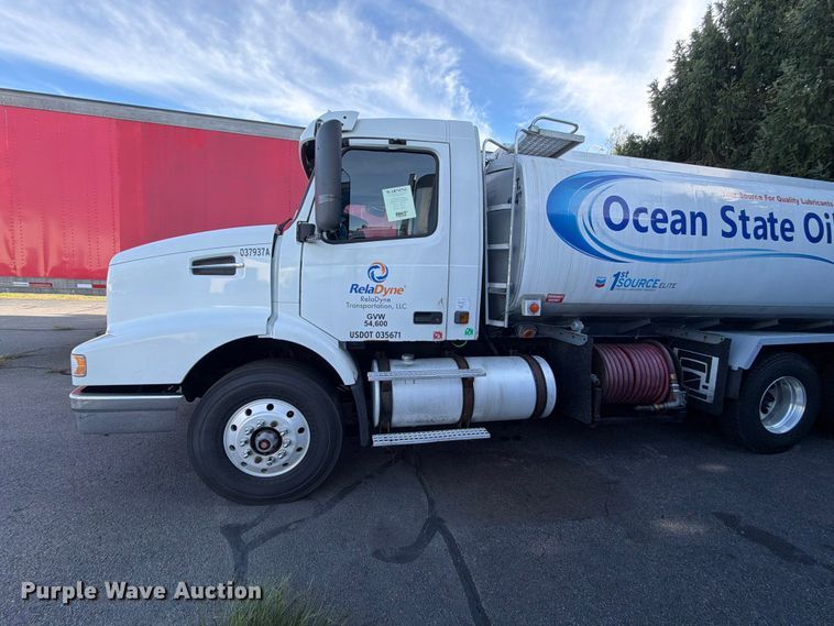 image for item FG3020 2003 Volvo VHD fuel truck