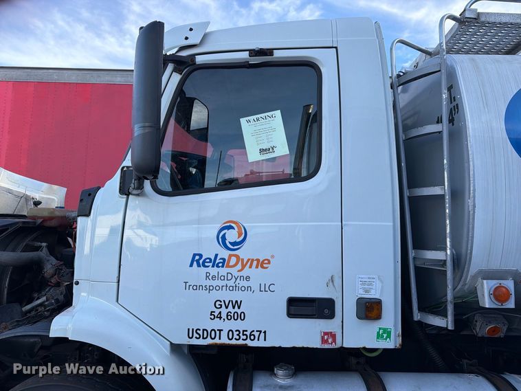 image for item FG3020 2003 Volvo VHD fuel truck
