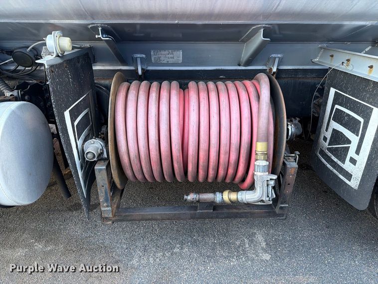 image for item FG3020 2003 Volvo VHD fuel truck