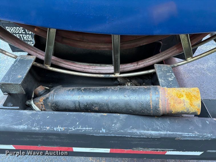 image for item FG3020 2003 Volvo VHD fuel truck