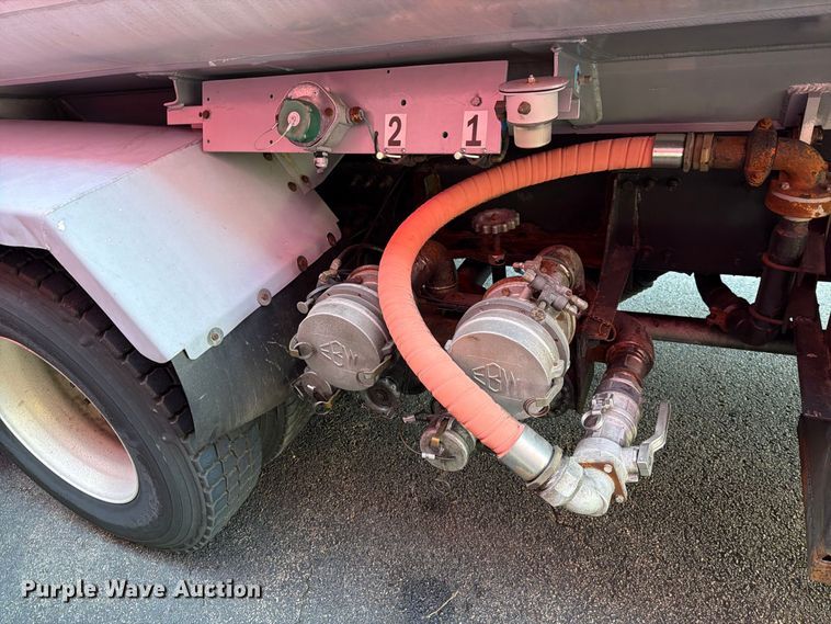 image for item FG3020 2003 Volvo VHD fuel truck