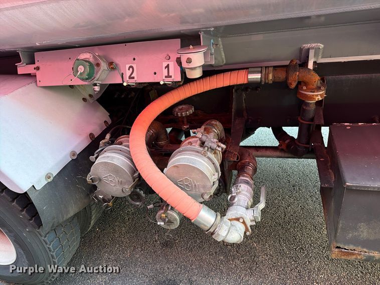 image for item FG3020 2003 Volvo VHD fuel truck