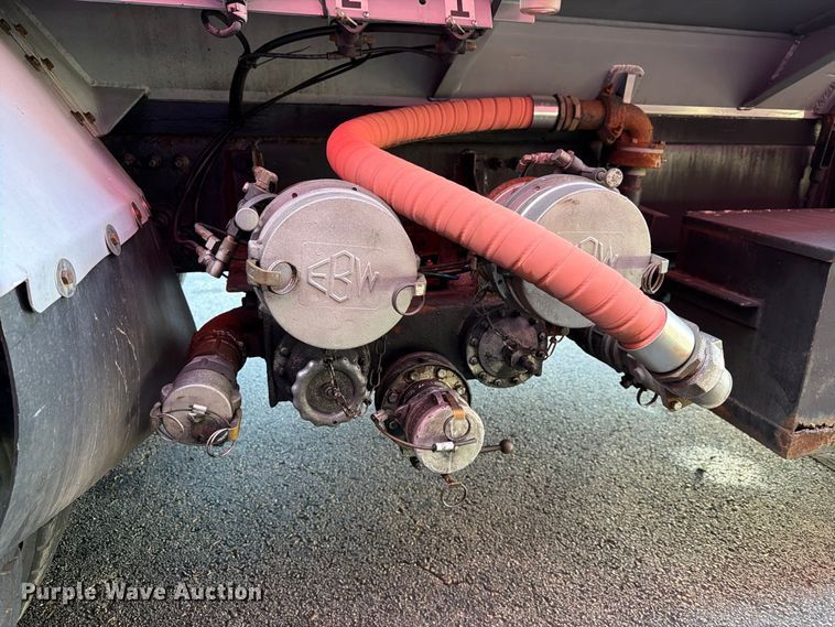 image for item FG3020 2003 Volvo VHD fuel truck