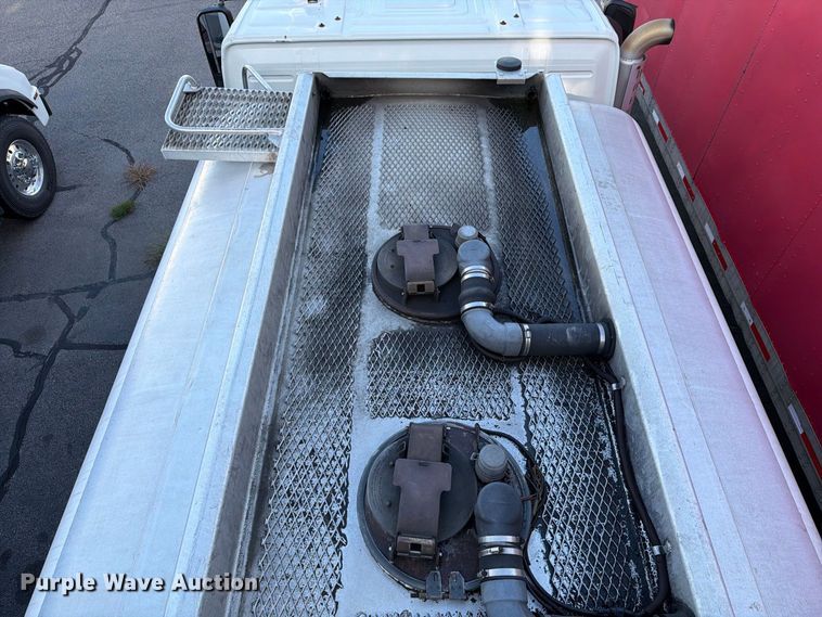 image for item FG3020 2003 Volvo VHD fuel truck