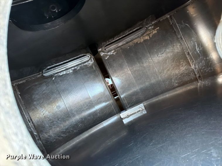 image for item FG3020 2003 Volvo VHD fuel truck