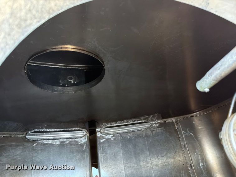 image for item FG3020 2003 Volvo VHD fuel truck