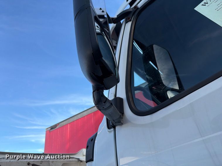 image for item FG3020 2003 Volvo VHD fuel truck