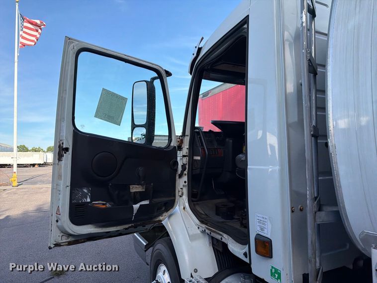 image for item FG3020 2003 Volvo VHD fuel truck