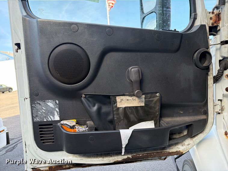 image for item FG3020 2003 Volvo VHD fuel truck