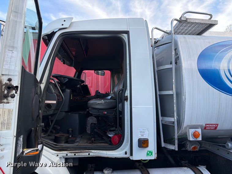 image for item FG3020 2003 Volvo VHD fuel truck