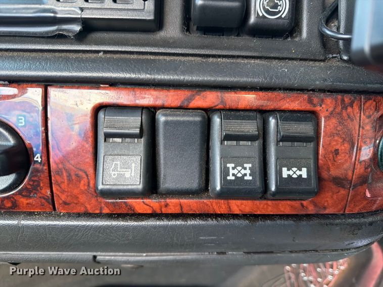 image for item FG3020 2003 Volvo VHD fuel truck