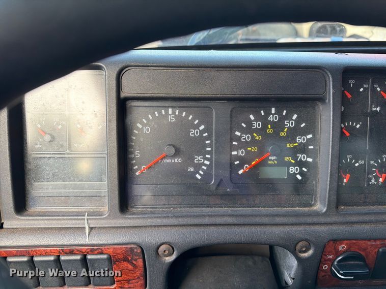 image for item FG3020 2003 Volvo VHD fuel truck