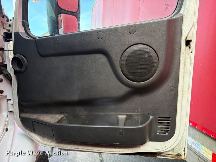 image for item FG3020 2003 Volvo VHD fuel truck