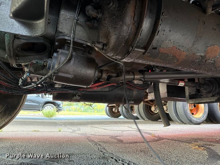image for item FG3020 2003 Volvo VHD fuel truck