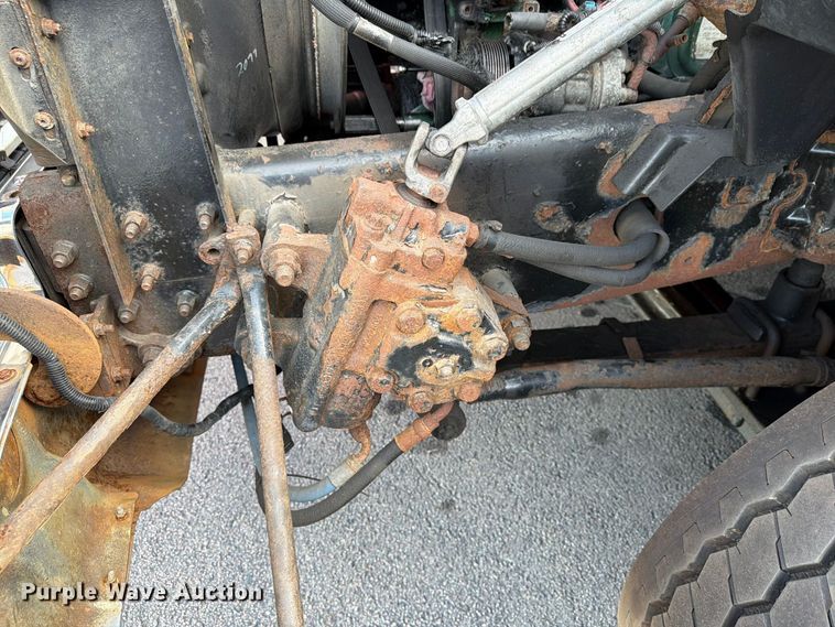 image for item FG3020 2003 Volvo VHD fuel truck