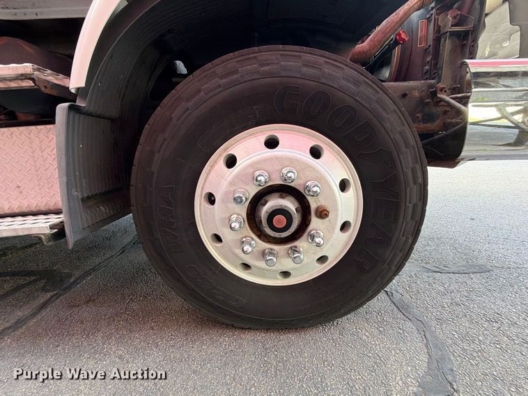 image for item FG3020 2003 Volvo VHD fuel truck
