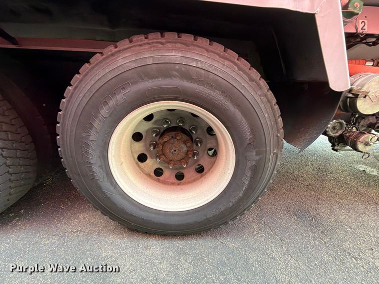 image for item FG3020 2003 Volvo VHD fuel truck