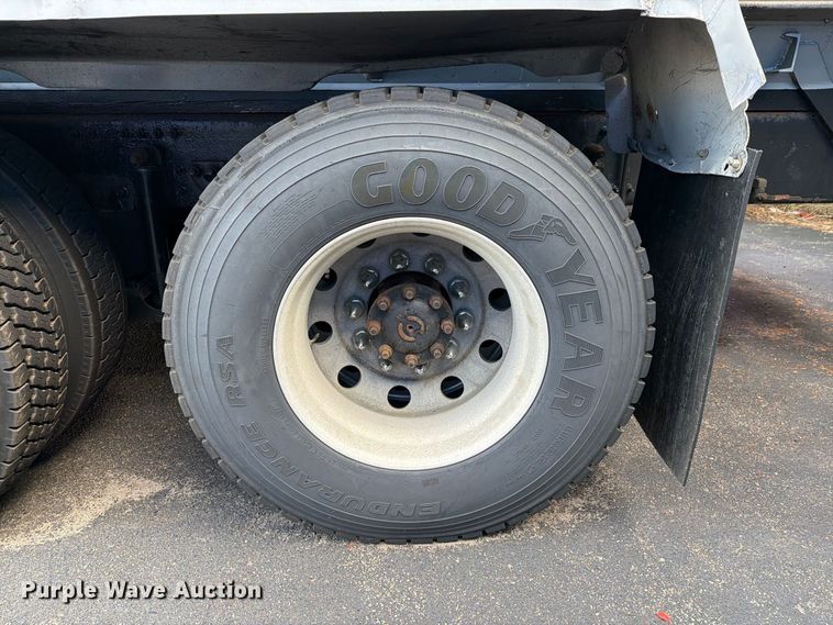 image for item FG3020 2003 Volvo VHD fuel truck
