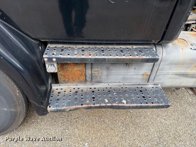 image for item FG3022 2002 Freightliner FL70 dump truck