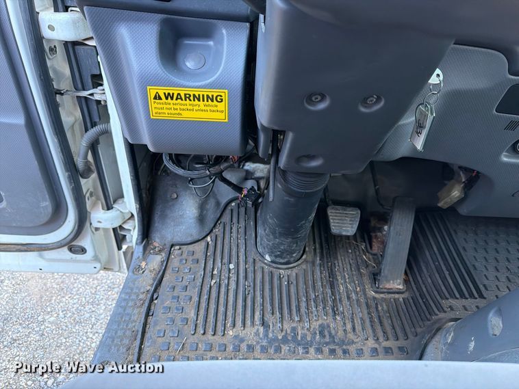 image for item FG3024 2016 Isuzu NRR box truck
