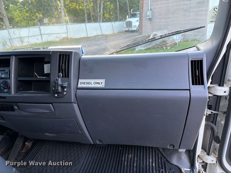 image for item FG3024 2016 Isuzu NRR box truck