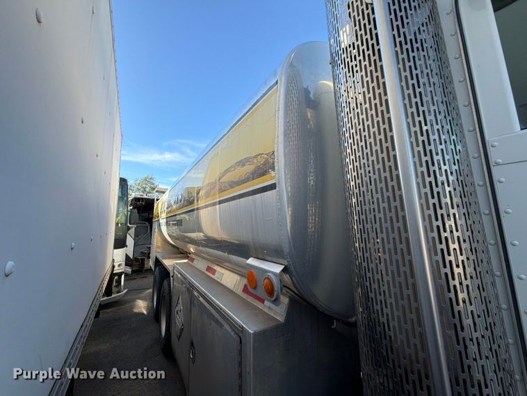 image for item FG3026 2013 Peterbilt 367 fuel truck