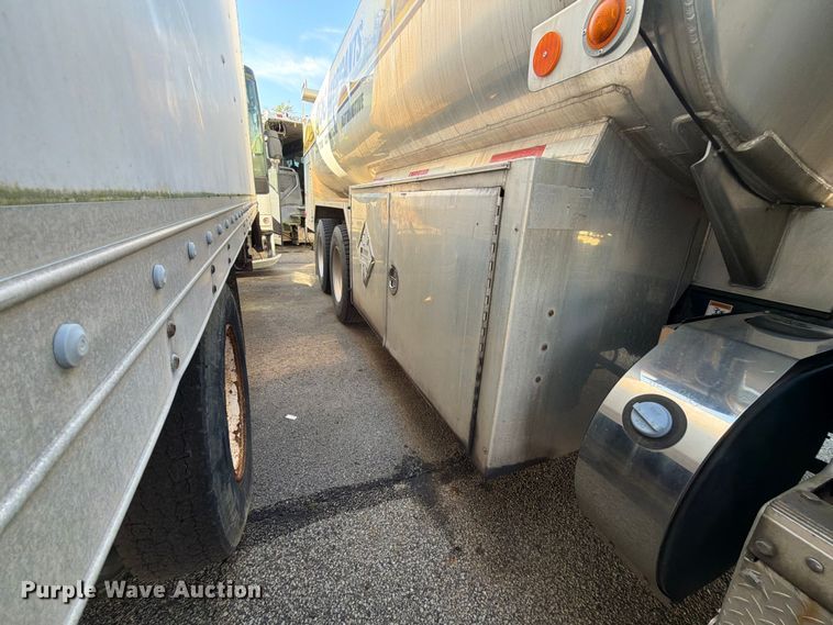image for item FG3026 2013 Peterbilt 367 fuel truck