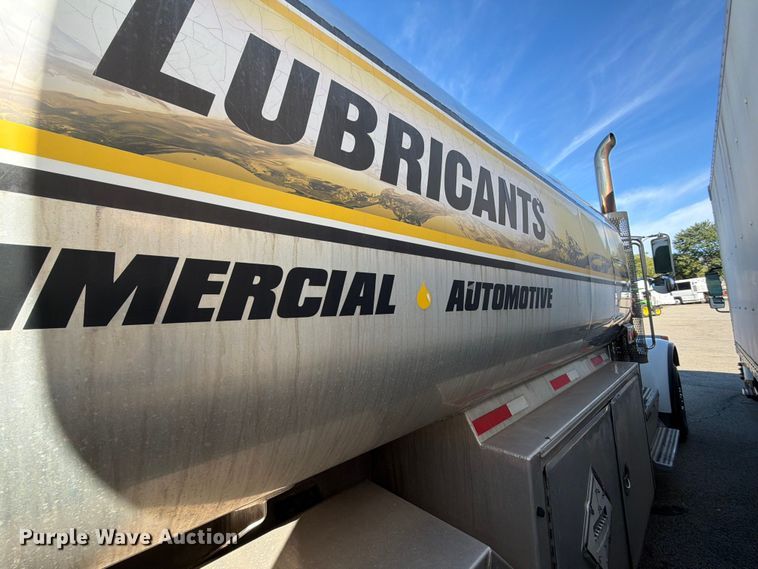 image for item FG3026 2013 Peterbilt 367 fuel truck