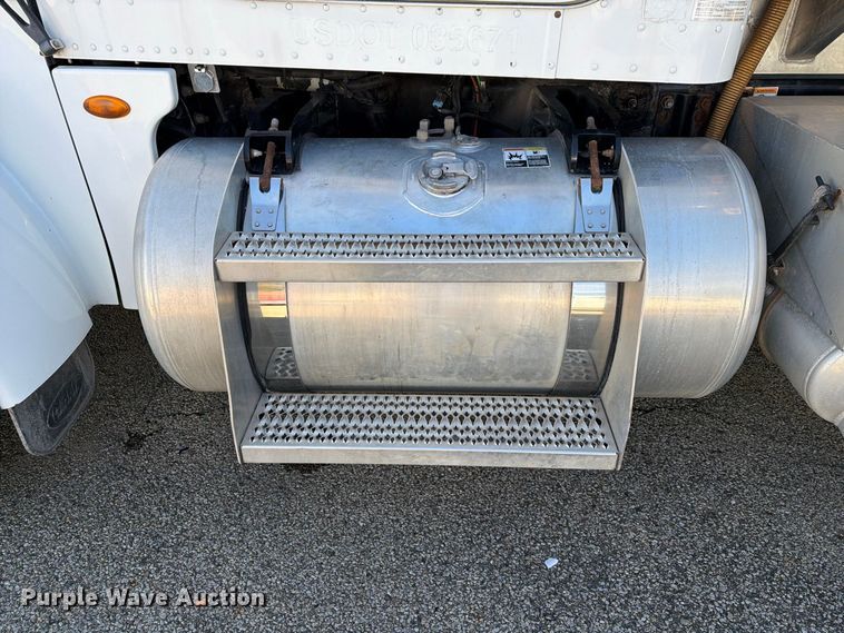 image for item FG3026 2013 Peterbilt 367 fuel truck
