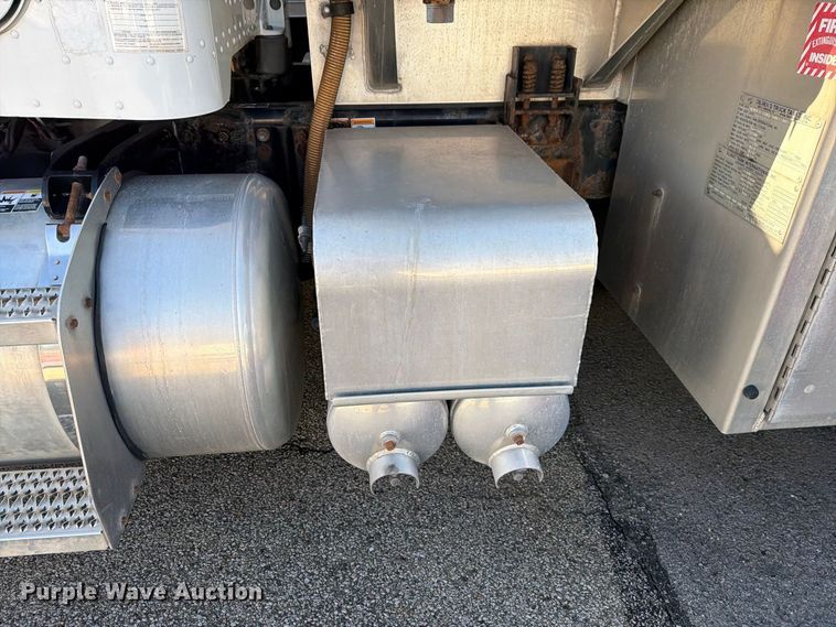 image for item FG3026 2013 Peterbilt 367 fuel truck