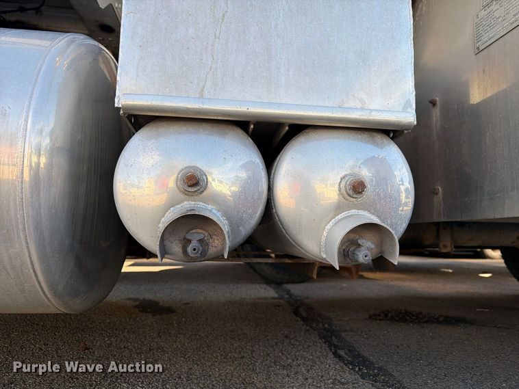 image for item FG3026 2013 Peterbilt 367 fuel truck