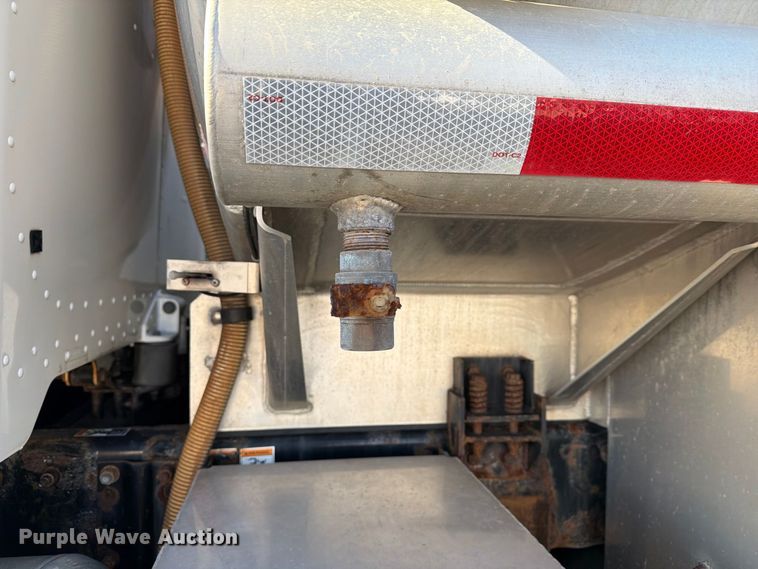 image for item FG3026 2013 Peterbilt 367 fuel truck