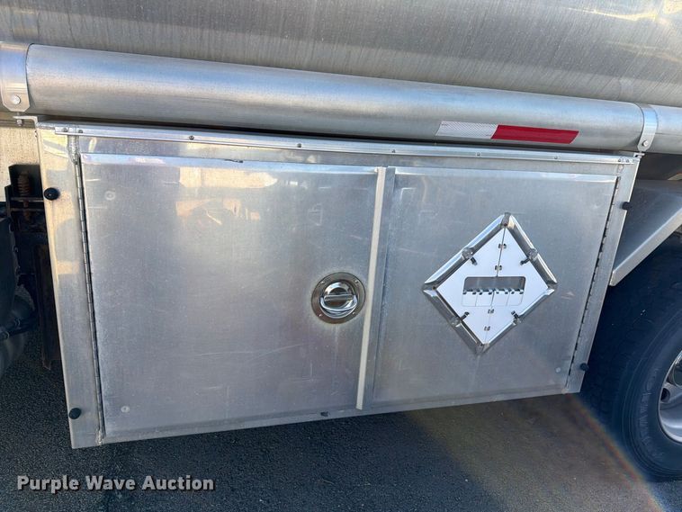 image for item FG3026 2013 Peterbilt 367 fuel truck