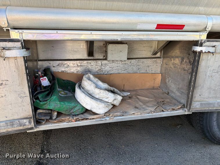 image for item FG3026 2013 Peterbilt 367 fuel truck