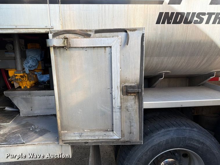 image for item FG3026 2013 Peterbilt 367 fuel truck