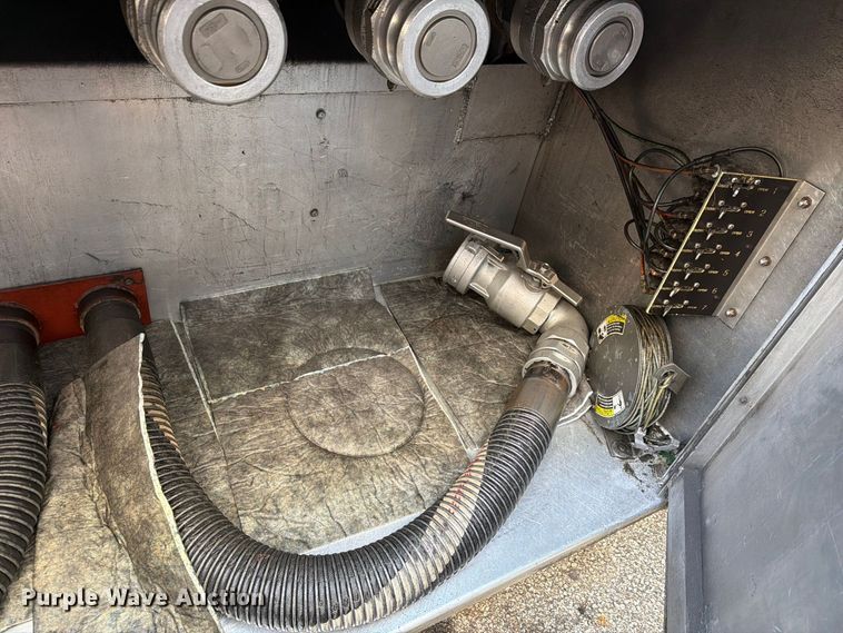 image for item FG3026 2013 Peterbilt 367 fuel truck