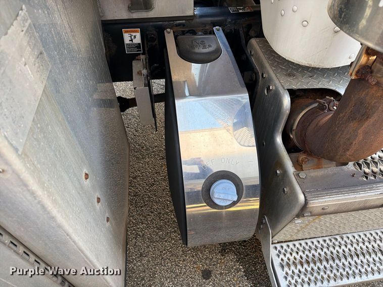 image for item FG3026 2013 Peterbilt 367 fuel truck