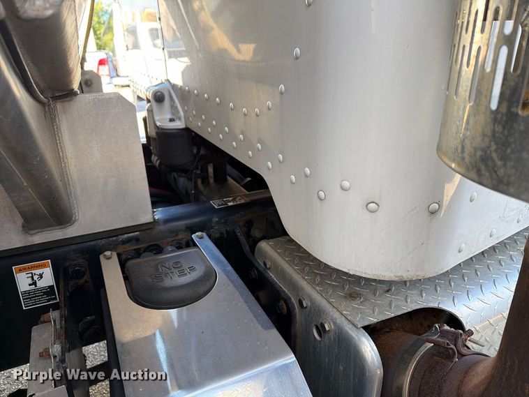 image for item FG3026 2013 Peterbilt 367 fuel truck