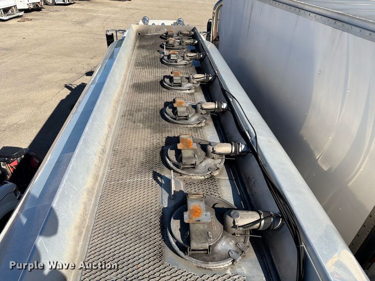 image for item FG3026 2013 Peterbilt 367 fuel truck