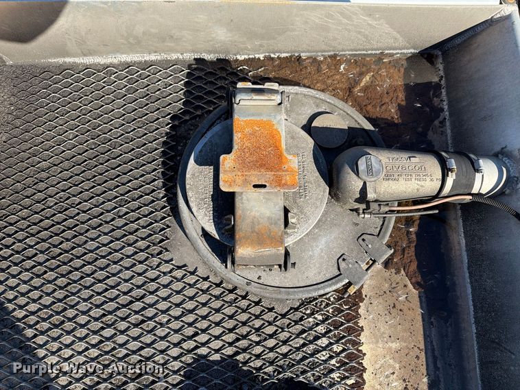 image for item FG3026 2013 Peterbilt 367 fuel truck